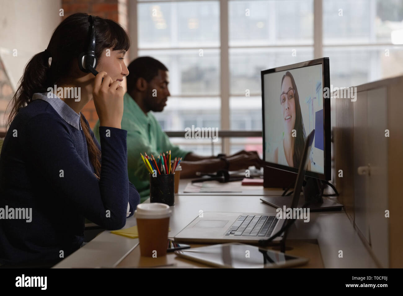 Geschäftsfrau, Videoanruf zu Business Partner im Büro am Schreibtisch Stockfoto