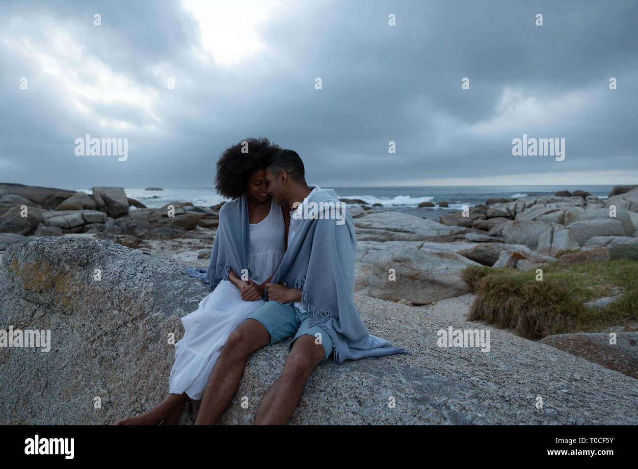 Paar sich einander und entspannen in der Nähe von Meer Stockfoto