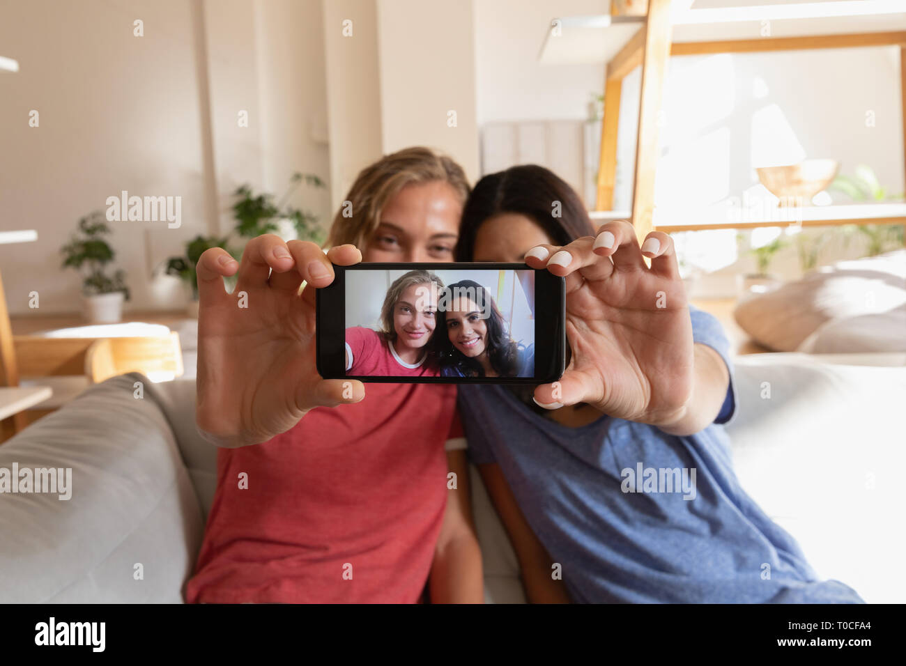 Weibliche Frauen selfie zu Hause im Wohnzimmer Stockfoto