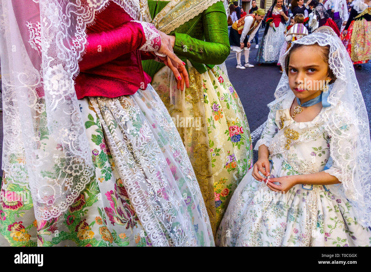 Spanien Valencia Fallas Festival Frauen in traditionellen Kostümen und Kind in der Stadt Parade zur Jungfrau Maria Las Fallas Mädchen Stockfoto