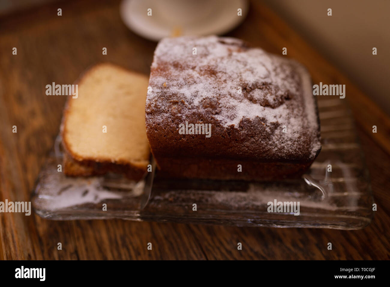 Süße Kuchen am Tisch in der Küche zu Hause. Stockfoto