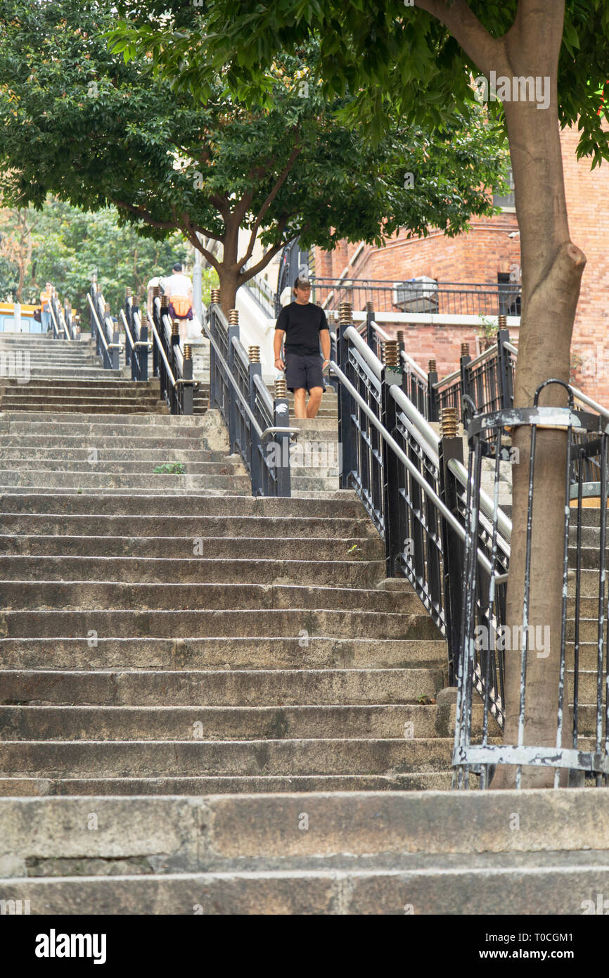 Man Walking down Ladder Street, Sheung Wan, Hong Kong Island, Hong Kong Stockfoto
