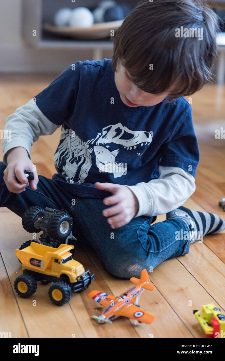 Junge spielt mit kleinem Auto Spielzeug Stockfoto