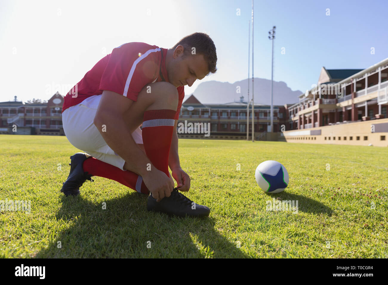 Männliche Rugbyspieler Schnürsenkel binden auf der Rugby Ground Stockfoto