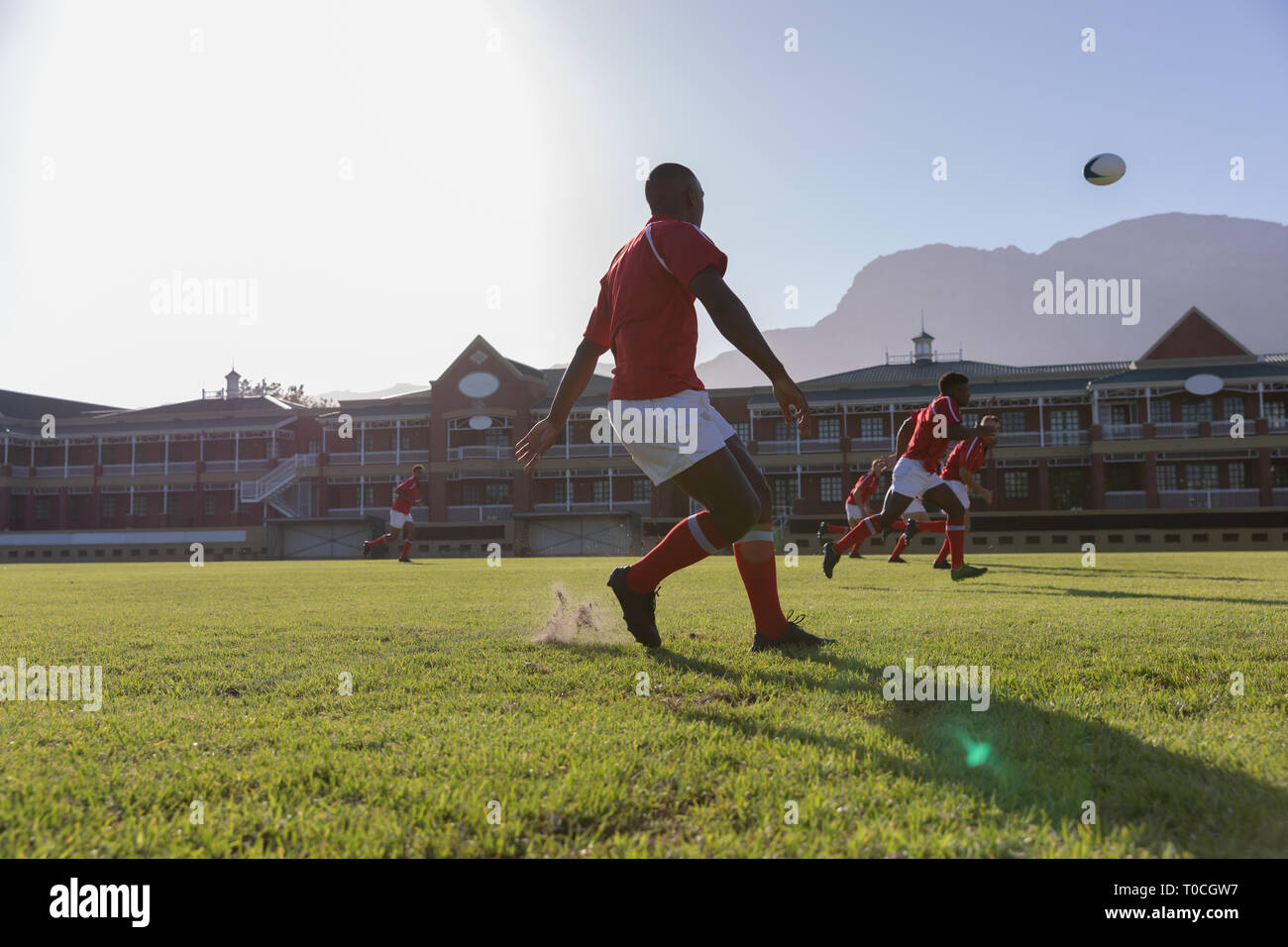 Männliche Rugbyspieler Rugby spielen in der Rugby Ground Stockfoto