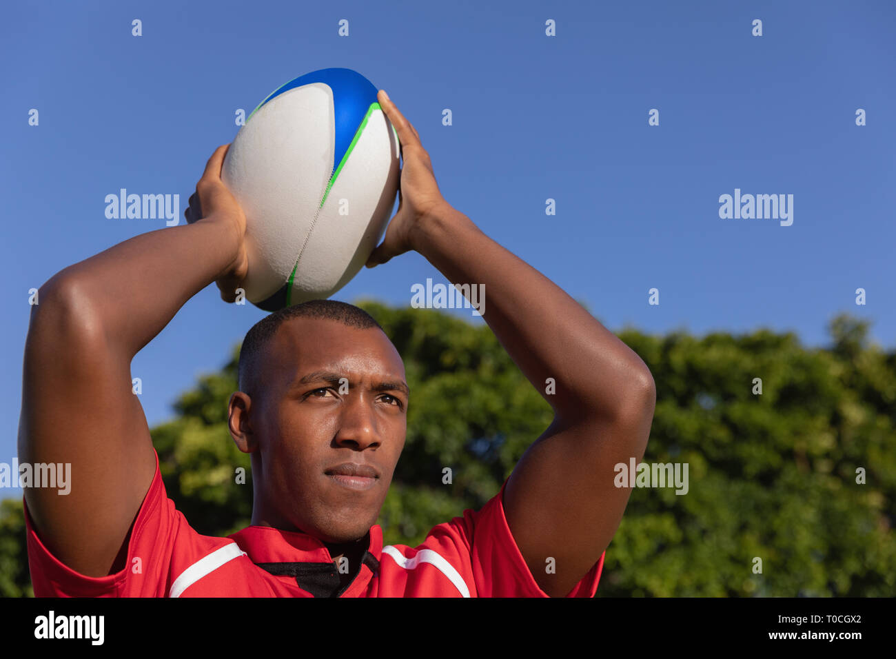 Männliche Rugbyspieler Rugby spielen im Boden Stockfoto