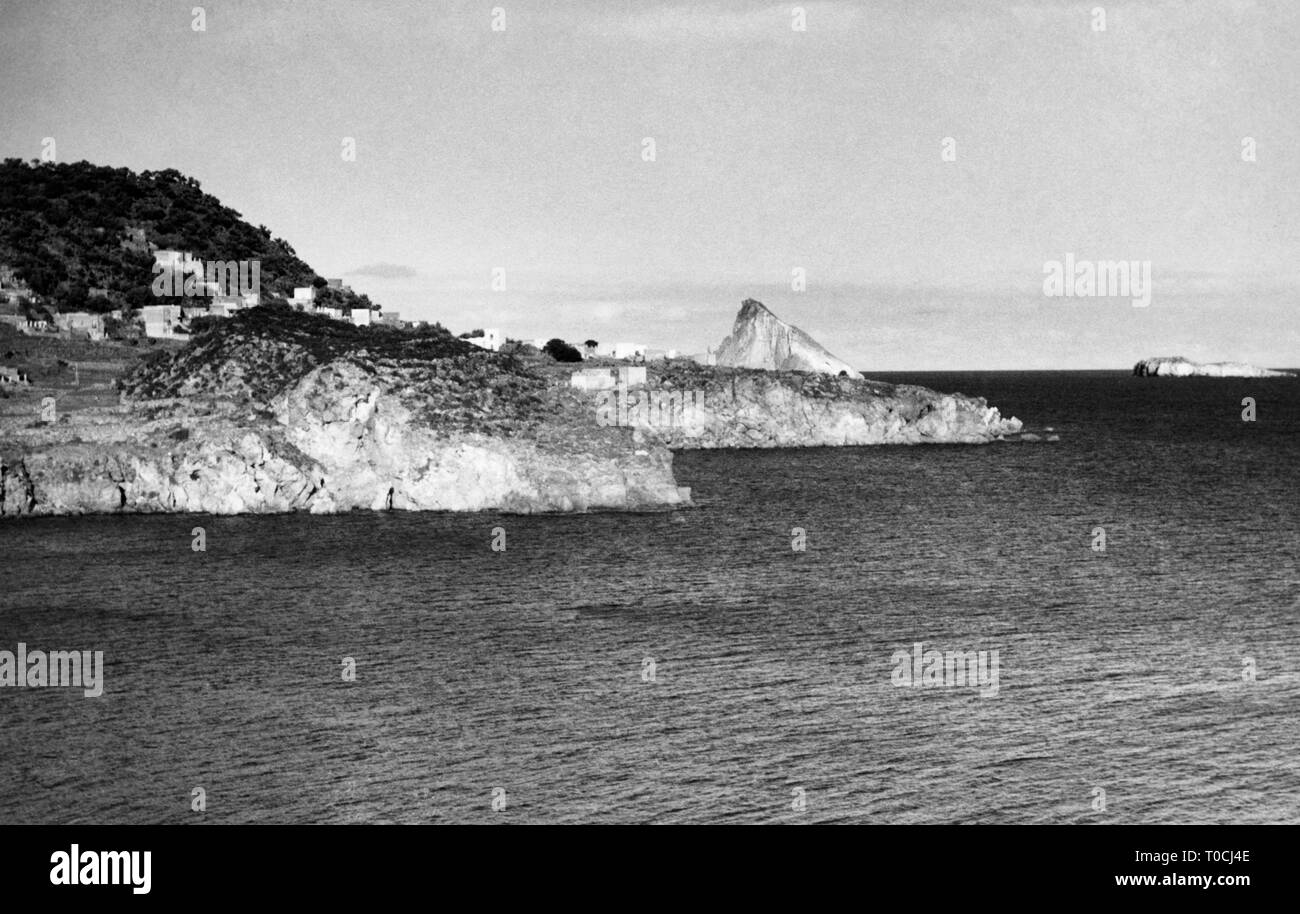 Europa, Italien, Sizilien, Insel Panarea, Panorama mit scogli dattilo und Lisca Bianca, 1930 Stockfoto