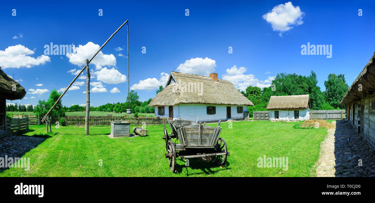 Panoramablick auf die Landschaft, mit Blick auf eine alte verlassene Dorf, im Hintergrund, blauer Himmel und weiße Wolken Stockfoto