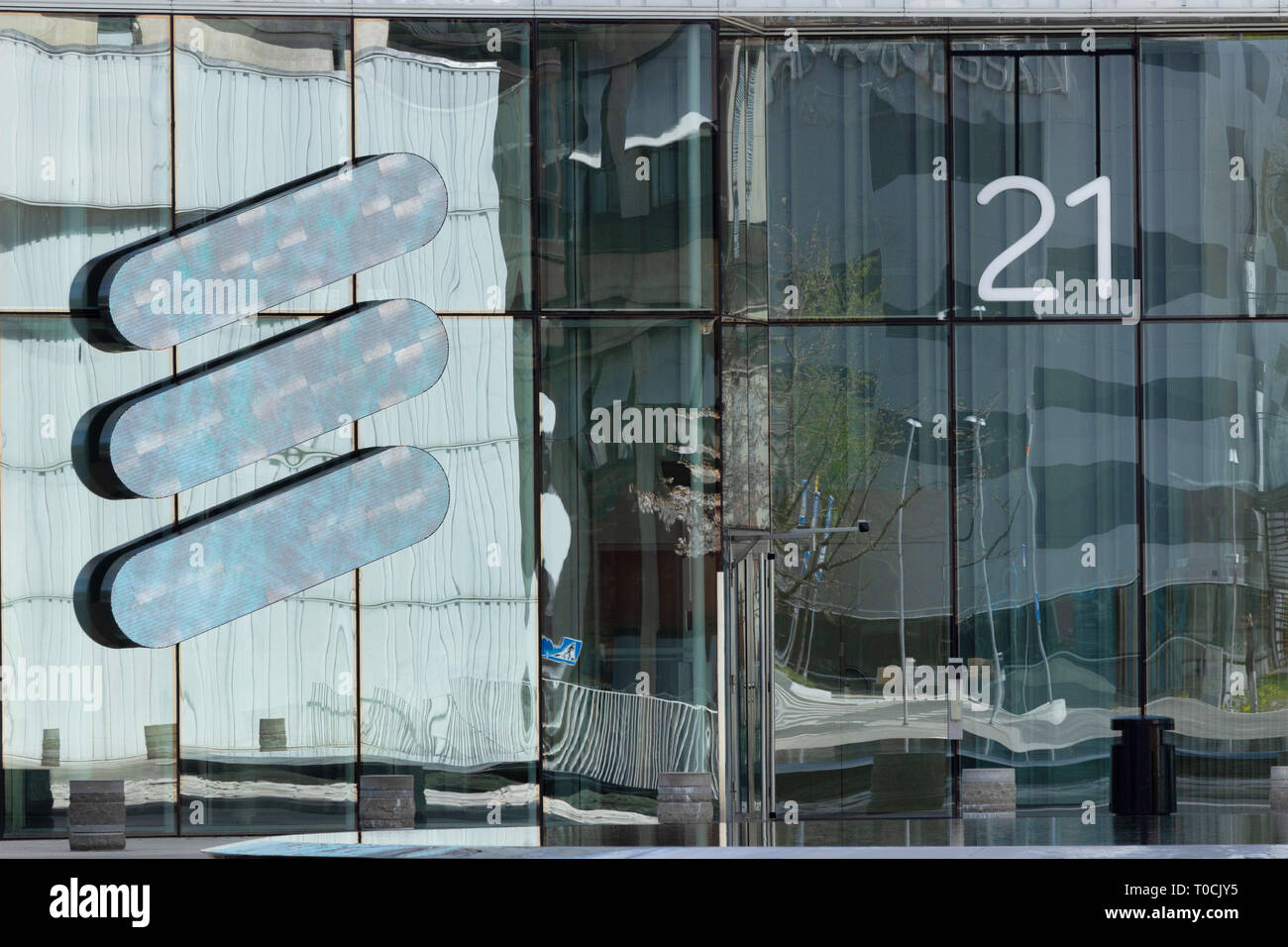 Nahaufnahme von Ericsson Logo (kein Text) auf das Gebäude der Firma Glas Fenster anzuzeigen. Helenelund - Kista, Schweden. Stockfoto