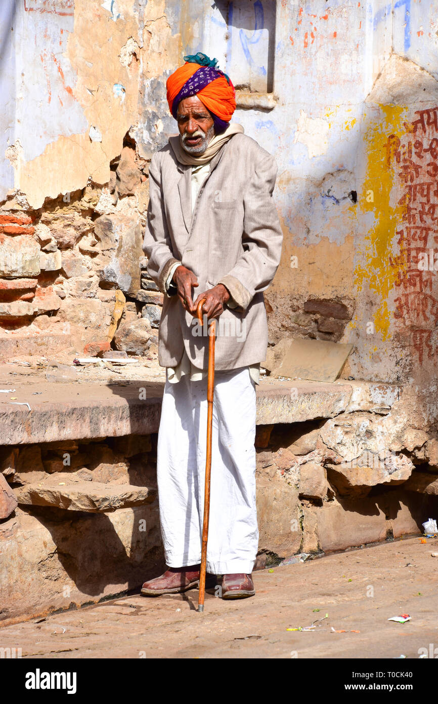 Alte indische Herr in Turban mit Stock Stock, Bundi, Rajasthan, Indien Stockfoto