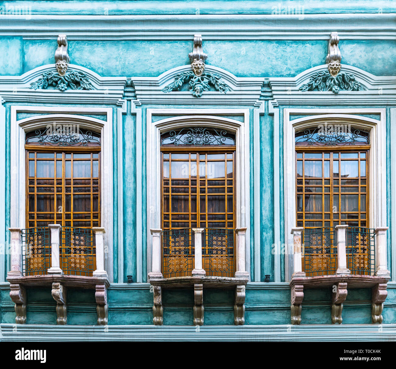 Die Komplexität einer Türkis Kolonialstil Fassade mit Balkon in der Altstadt von Cuenca, Ecuador, Südamerika. Stockfoto