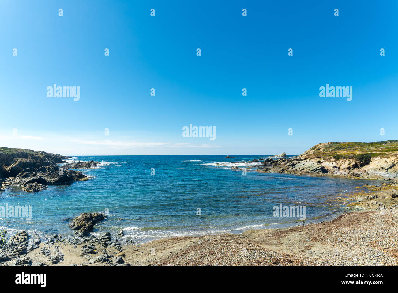 Landschaft der sardischen Küste von Coscia di donna, im Nordwesten von Sardinien, an einem sonnigen Tag Stockfoto