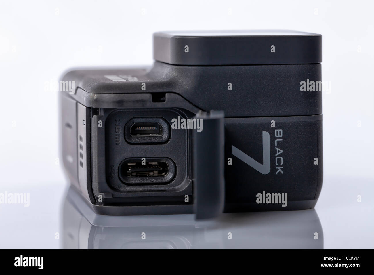 Detailansicht der Verbindungen des neuen GoPro Hero 7 Schwarz isoliert auf Weiss. Stockfoto