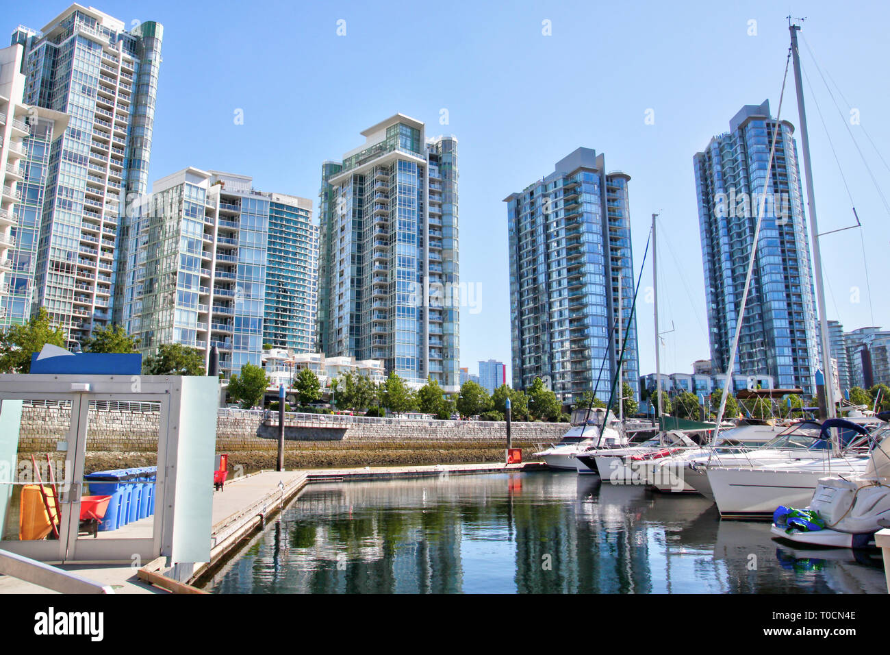 Yachten an der Waterfront auf False Creek von highrise Eigentumswohnungen an Yaletown umgeben, früher ein Warehouse District in Vancouver aber jetzt eine schicke und Dichten Stockfoto