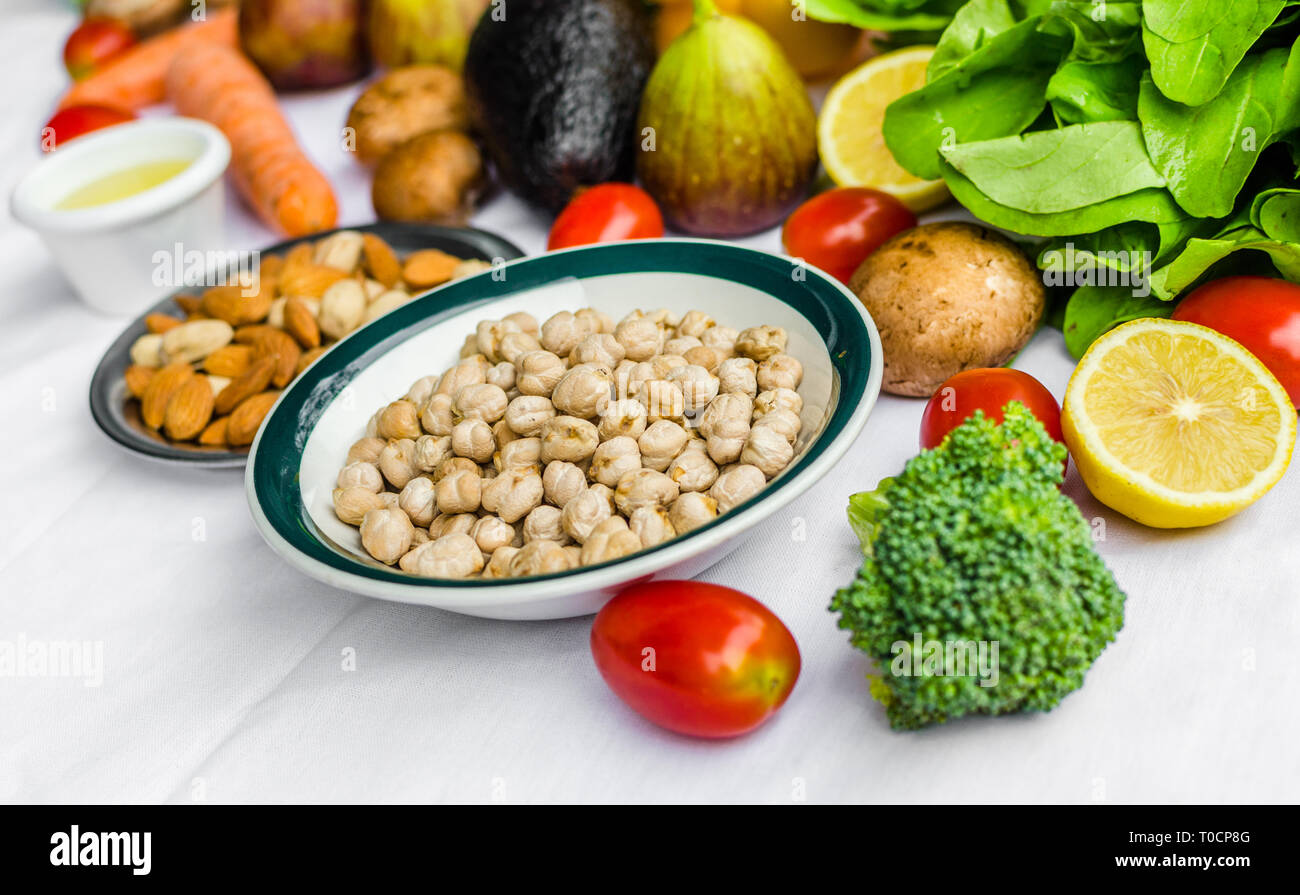 Nahaufnahme Foto von frischem Obst und Gemüse auf weißem Hintergrund Stockfoto
