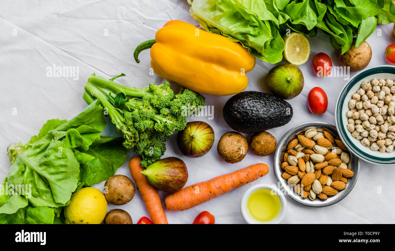 Nahaufnahme Foto von frischem Obst und Gemüse auf weißem Hintergrund Stockfoto