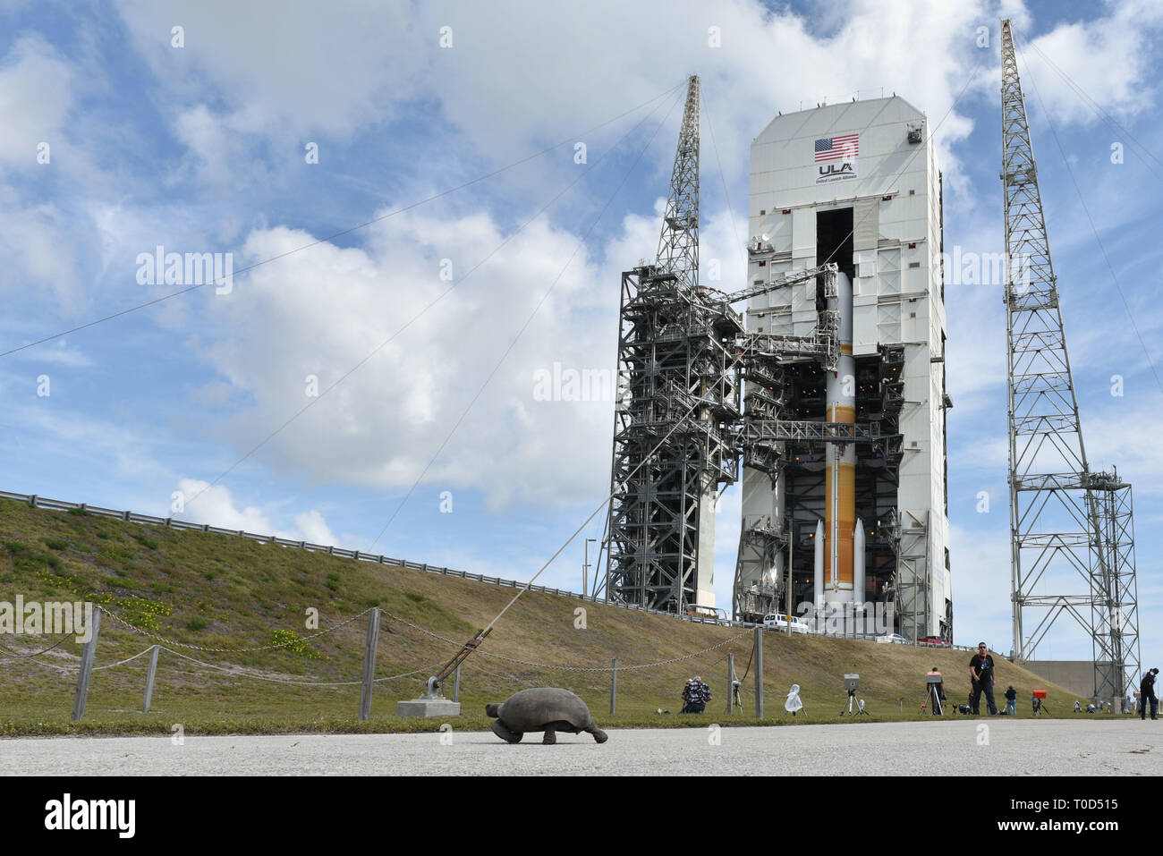 Die United Launch Alliance bereitet die Delta IV-Rakete Wideband Global SATCOM WGS-10 Satelliten der Cape Canaveral Air Force Station, Fla. Komplexe 37 am 15. März 2019. Der Satellit bringt verbesserte Kommunikationsfähigkeit für Kommando und Kontrolle von US-Truppen auf dem Schlachtfeld. (U.S. Air Force Foto von Airman 1st Class Dalton Williams). Stockfoto