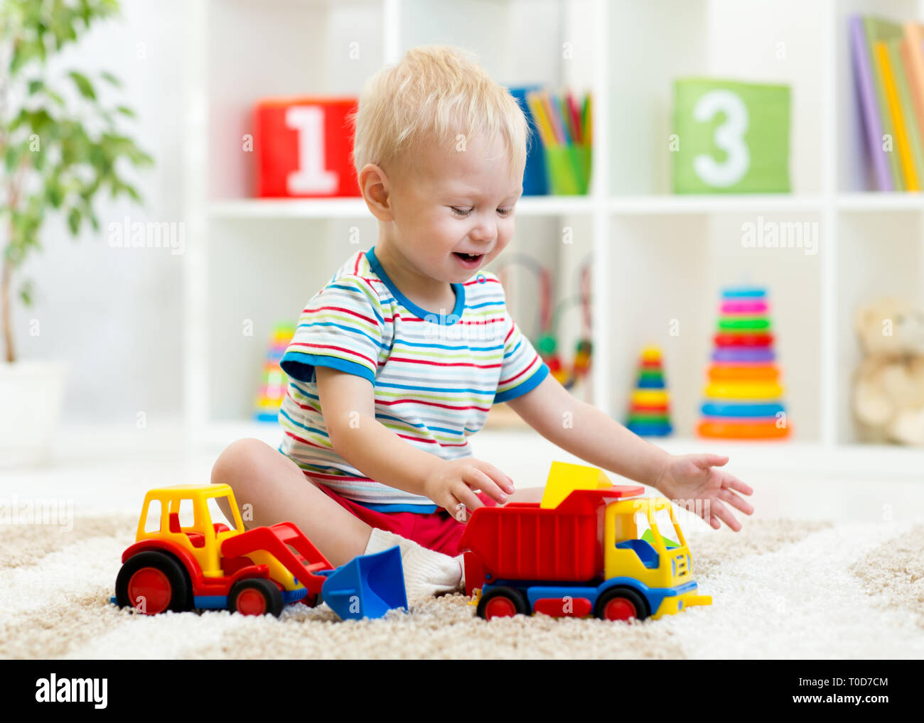 Kinderzimmer Baby Kleinkind spielen mit Spielzeug im Kindergarten Stockfoto