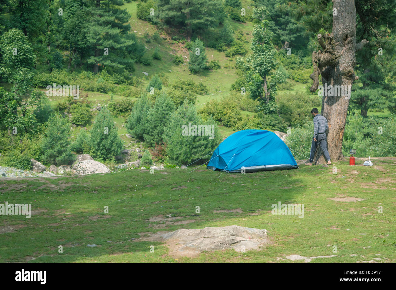 Eine Person in der Nähe seiner camping Zelt auf einem Campingplatz in Pahalgam in Kaschmir Stockfoto