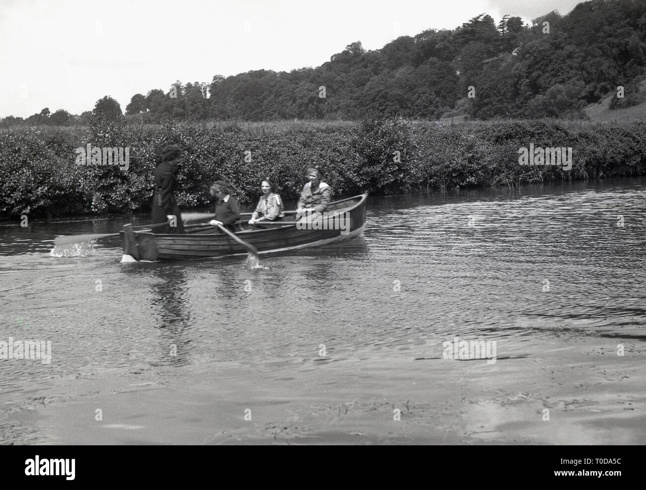 1930er Jahre, Pfadfinderinnen in einem Boot auf einem Fluss, England, UK. Stockfoto
