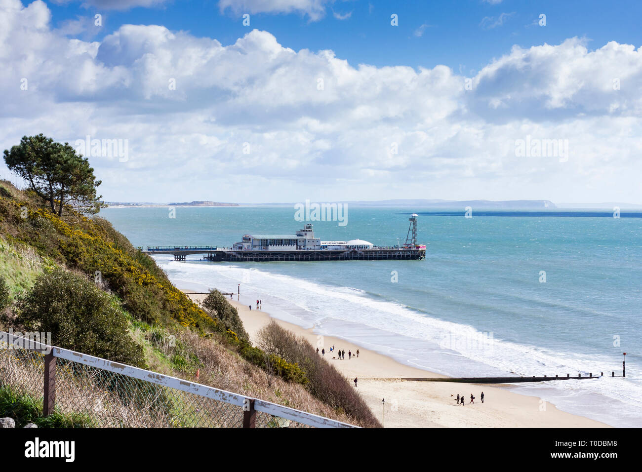 Anzeigen von Bournemouth Pier von der Klippe auf einem hellen Morgen im März 2019. Dorset, England, Großbritannien Stockfoto