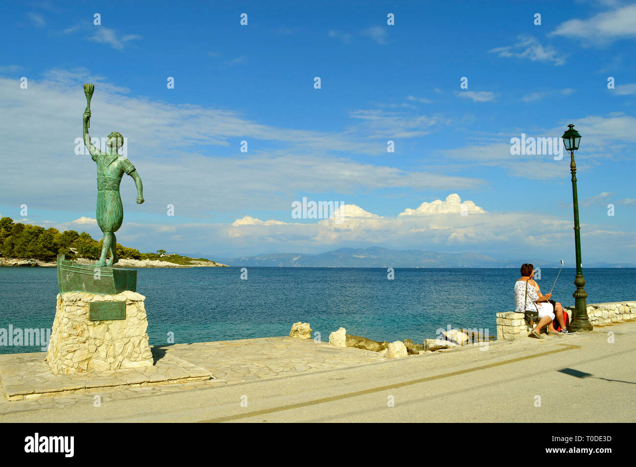 Eine Statue von pyropolitis ein Held in der Griechischen Revolution, mit Touristen ein selfie Foto Stockfoto