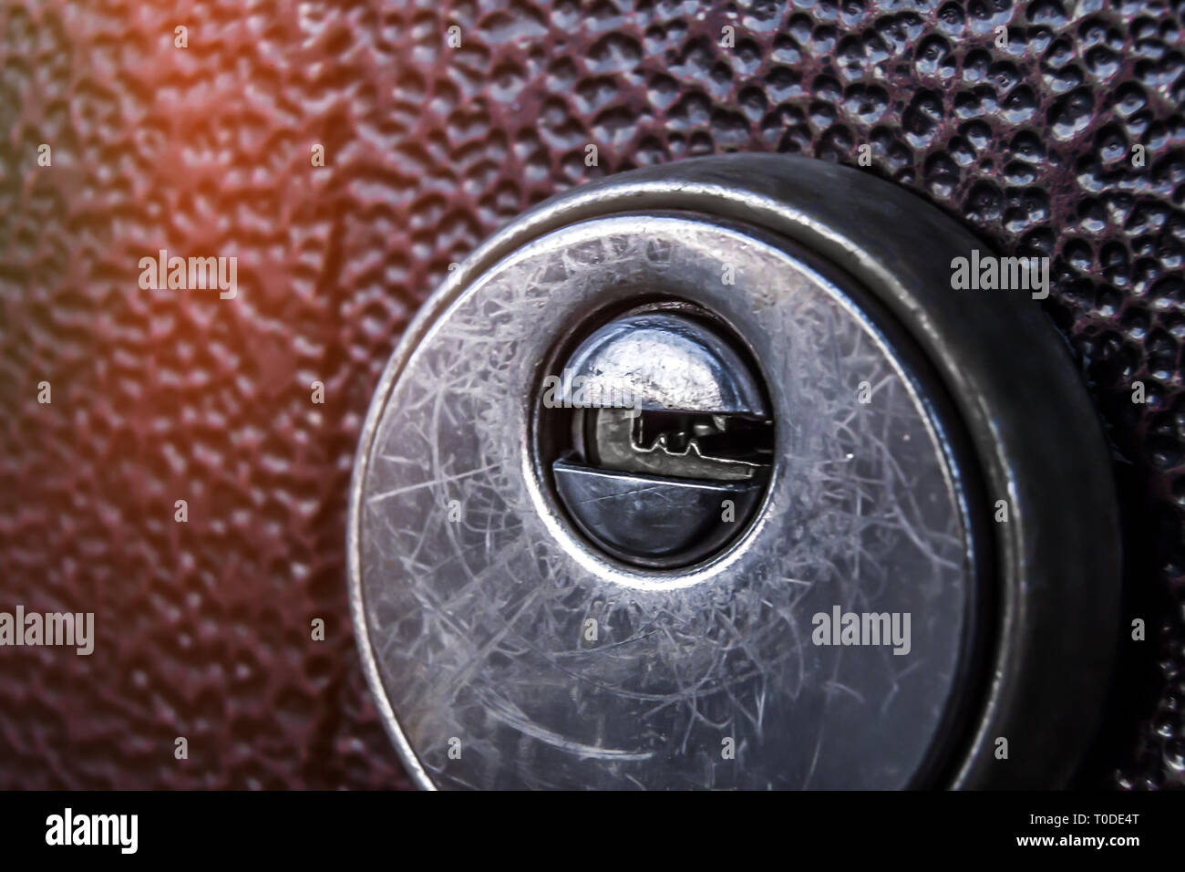 Schlüsselloch close-up auf braunen Tür Hintergrund Stockfoto