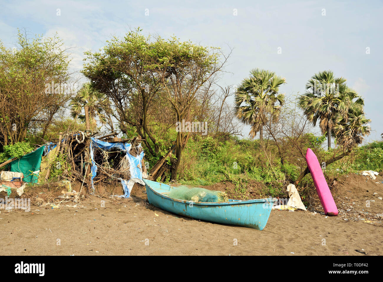 Strand seite Slums und Boot, bhagal Strand, Valsad, Gujarat, Indien, Asien Stockfoto