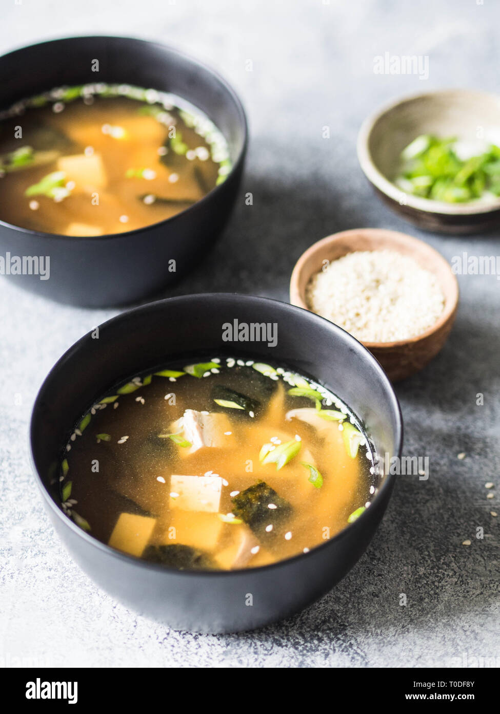 Japanische Miso Suppe mit Austernpilzen in einem Schalen auf grauem Hintergrund Stockfoto