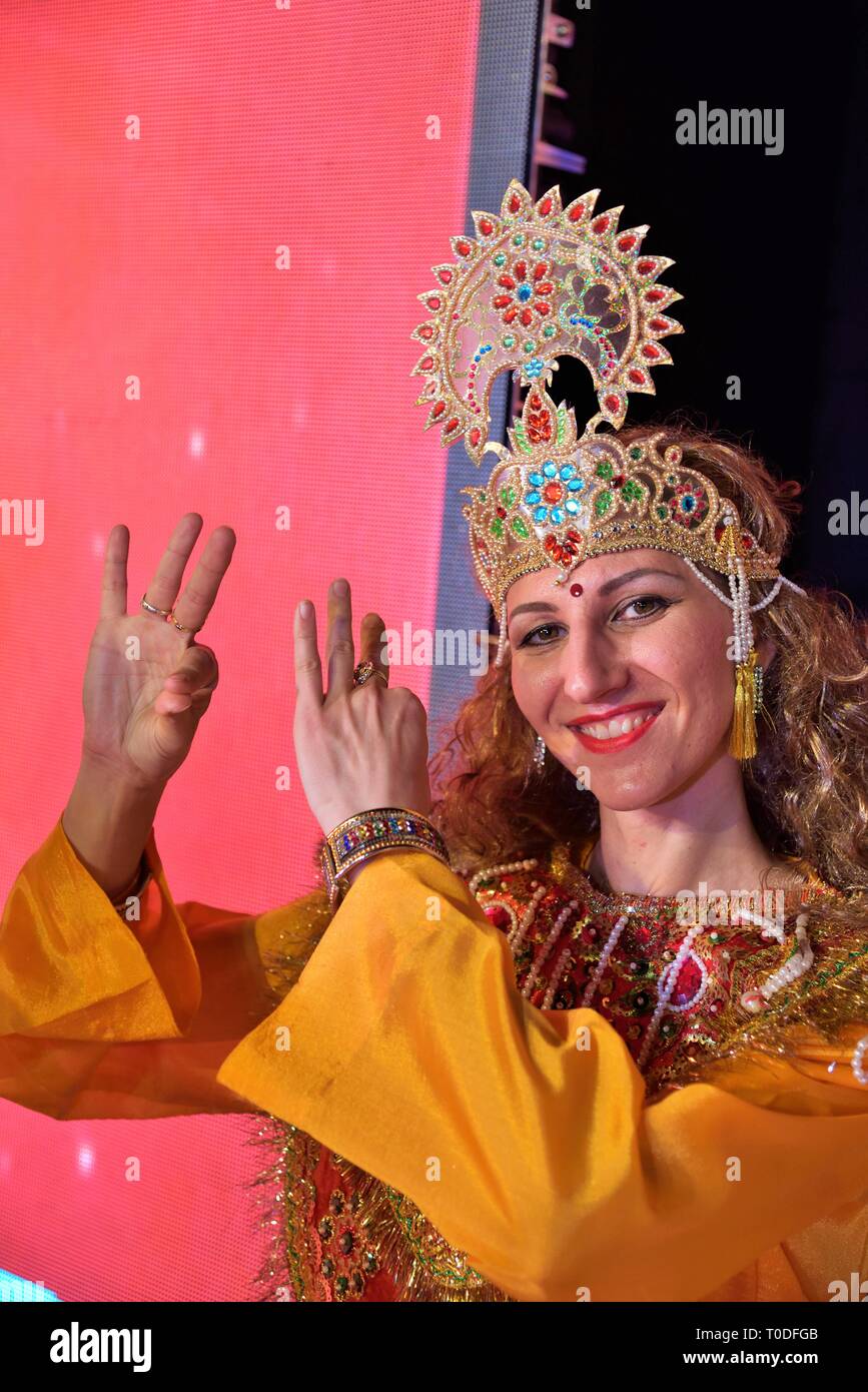 Russische Frau Künstler in der indischen Kleid, Valsad, Gujarat, Indien, Asien Stockfoto