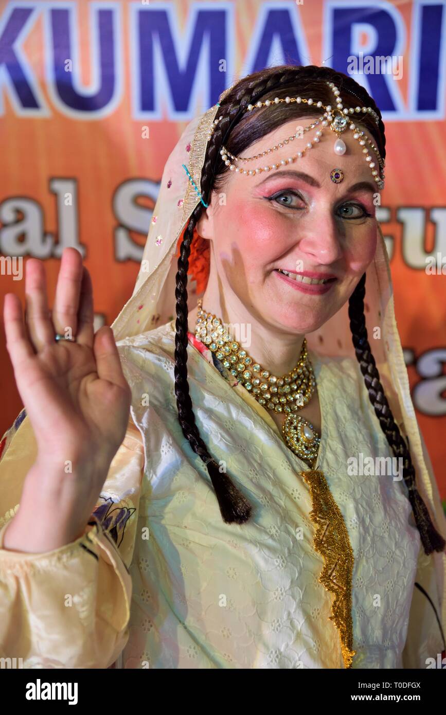 Russische Frau Künstler in der indischen Kleid, Valsad, Gujarat, Indien, Asien Stockfoto