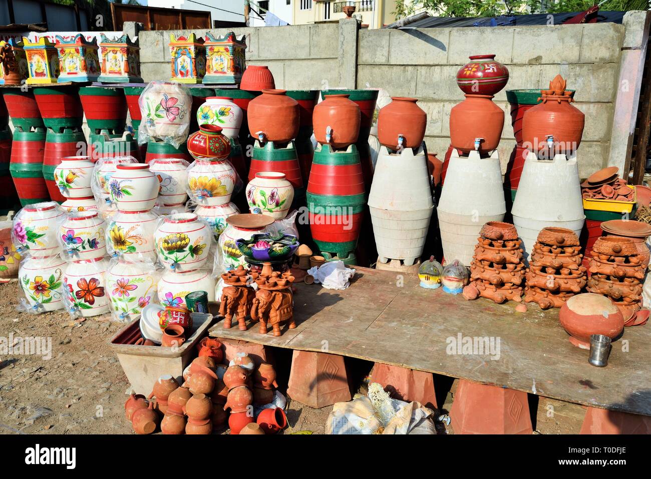 Lehm Wasser Töpfe für Verkauf, Surat, Gujarat, Indien, Asien Stockfoto