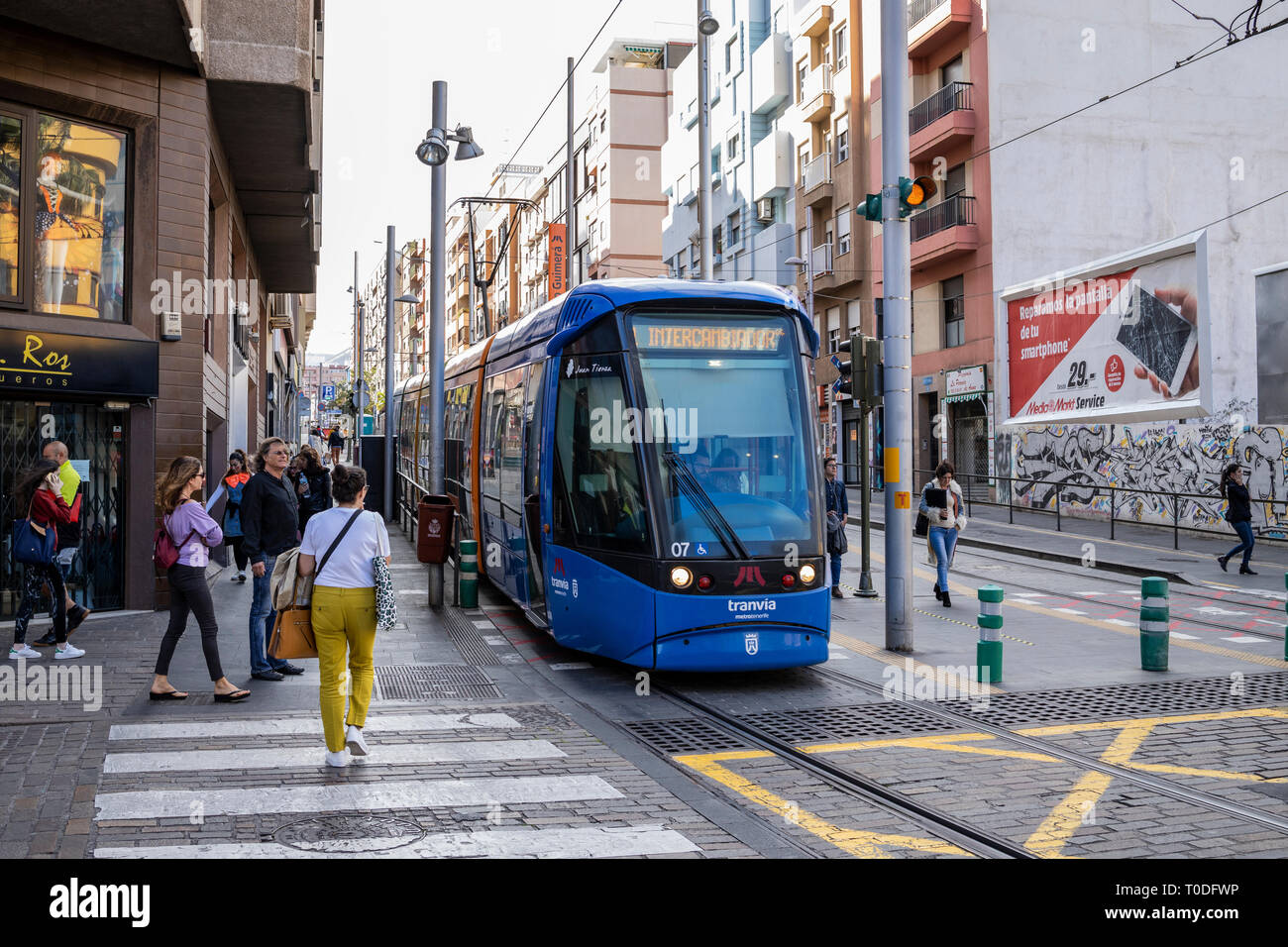 Eine Straßenbahnhaltestelle, von der eine Strassenbahn Metro Teneriffa öffentlichen Verkehrsmittel von einer Haltestelle entfernt im Teatro Guimera in Santa Cruz de Tenerife, Kanarische Insel ziehen Stockfoto