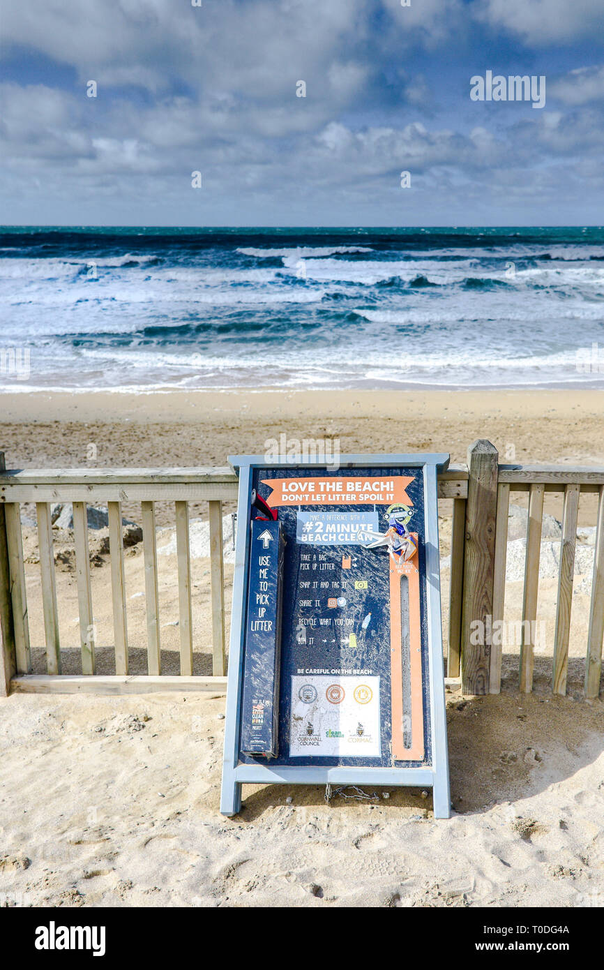 Ein Zeichen Menschen ermutigen, Wurf auf den Fistral Beach in Newquay in Cornwall zu holen. Stockfoto