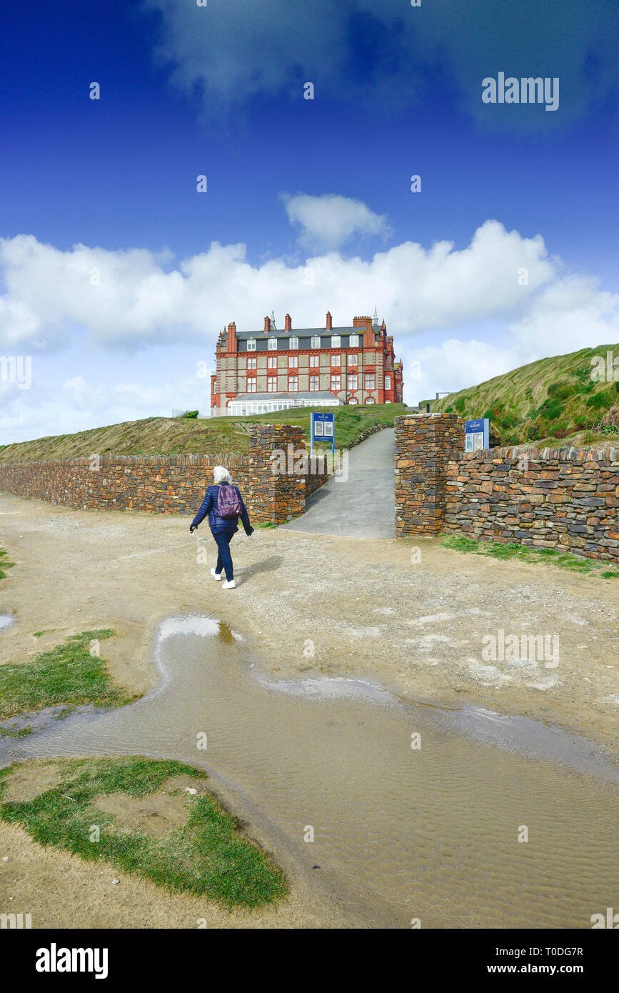 Eine weibliche Wanderer auf dem Küstenweg in der Nähe der Landspitze Hotel in Newquay in Cornwall. Stockfoto