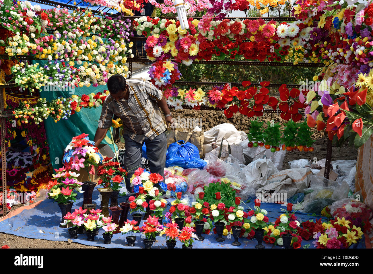 Plastikblumen Anbieter, Holi Festival, Goligadh, Navsari, Gujarat, Indien, Asien Stockfoto