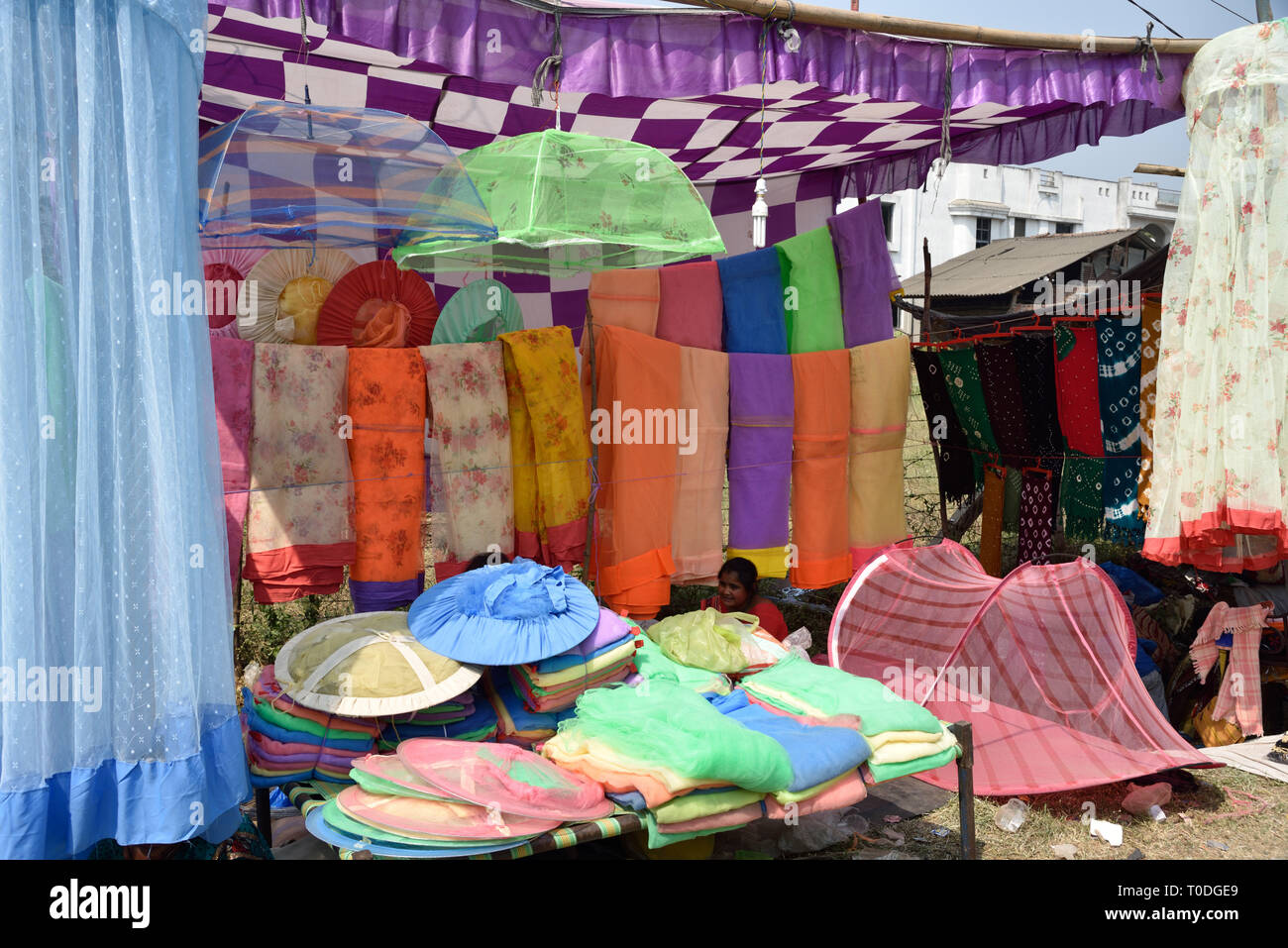 Moskito Regenschirm Anbieter, Holi Festival, Goligadh, Navsari, Gujarat, Indien, Asien Stockfoto