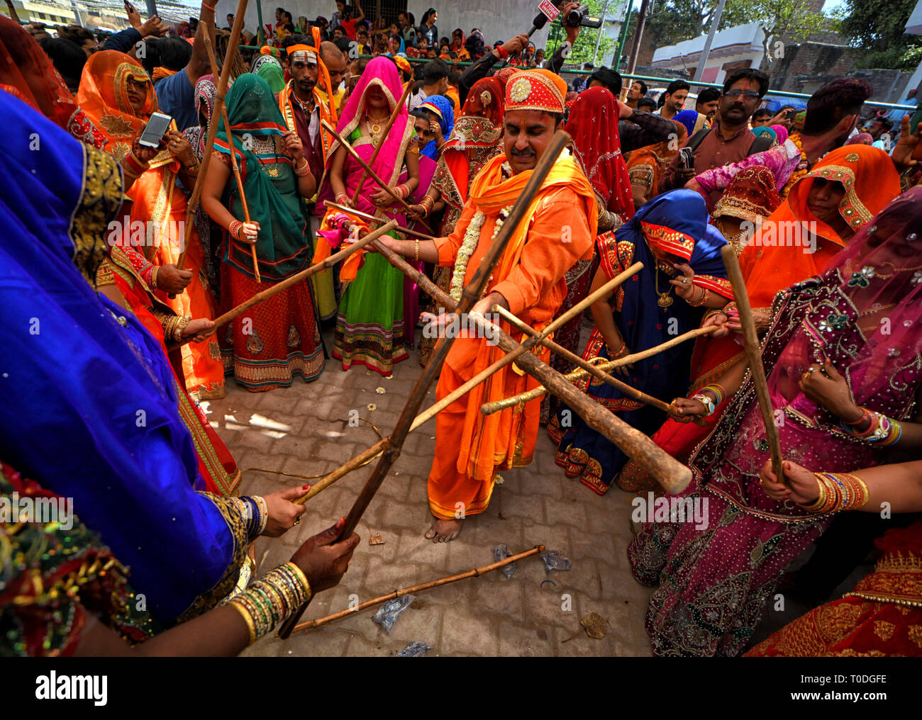 Hindu devotees werden gesehen, Spielen mit Stöcken namens Chaddi während das Holi Fest Feier an Gokul Dham, Mathura. Dieses Ereignis wird im Volksmund als Chaddimar Holi, wo Frauen Männer schlagen mit Stöcken wie in der traditionellen Kultur der Gokul benannt, Stefan ist der Geburtsort des hinduistischen Lord Krishna, HOLI mit seinen Freunden so weise wie pro Lokalen glauben zu spielen. Stockfoto