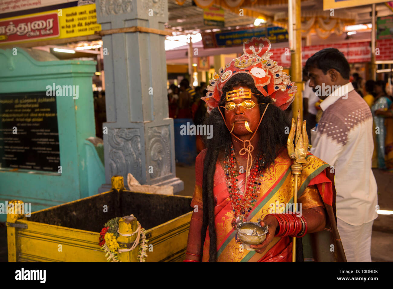 Mann Hindu Gott Kleid, Mutharamman Tempel, Kulasai, Tamil Nadu, Indien, Asien Stockfoto