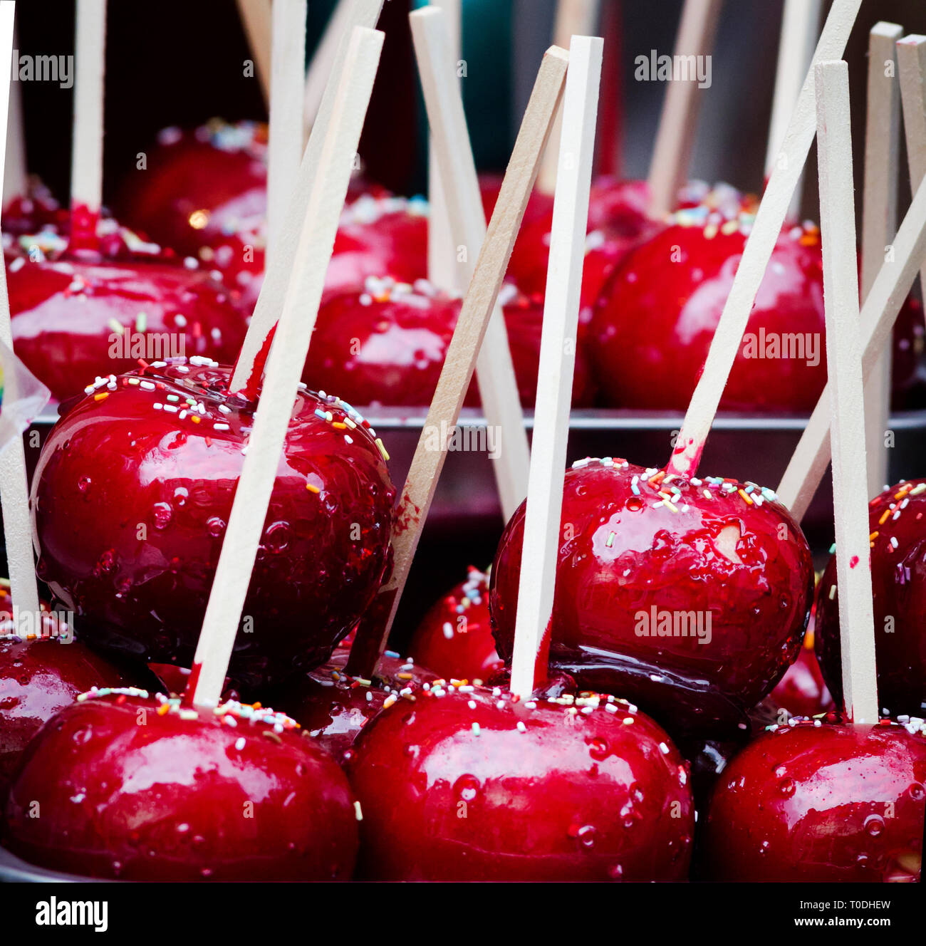Red Candy Apple im Urlaub fair market Nahaufnahme. Traditionelle süße glasierte Äpfel für Halloween Festlichkeiten. Stockfoto