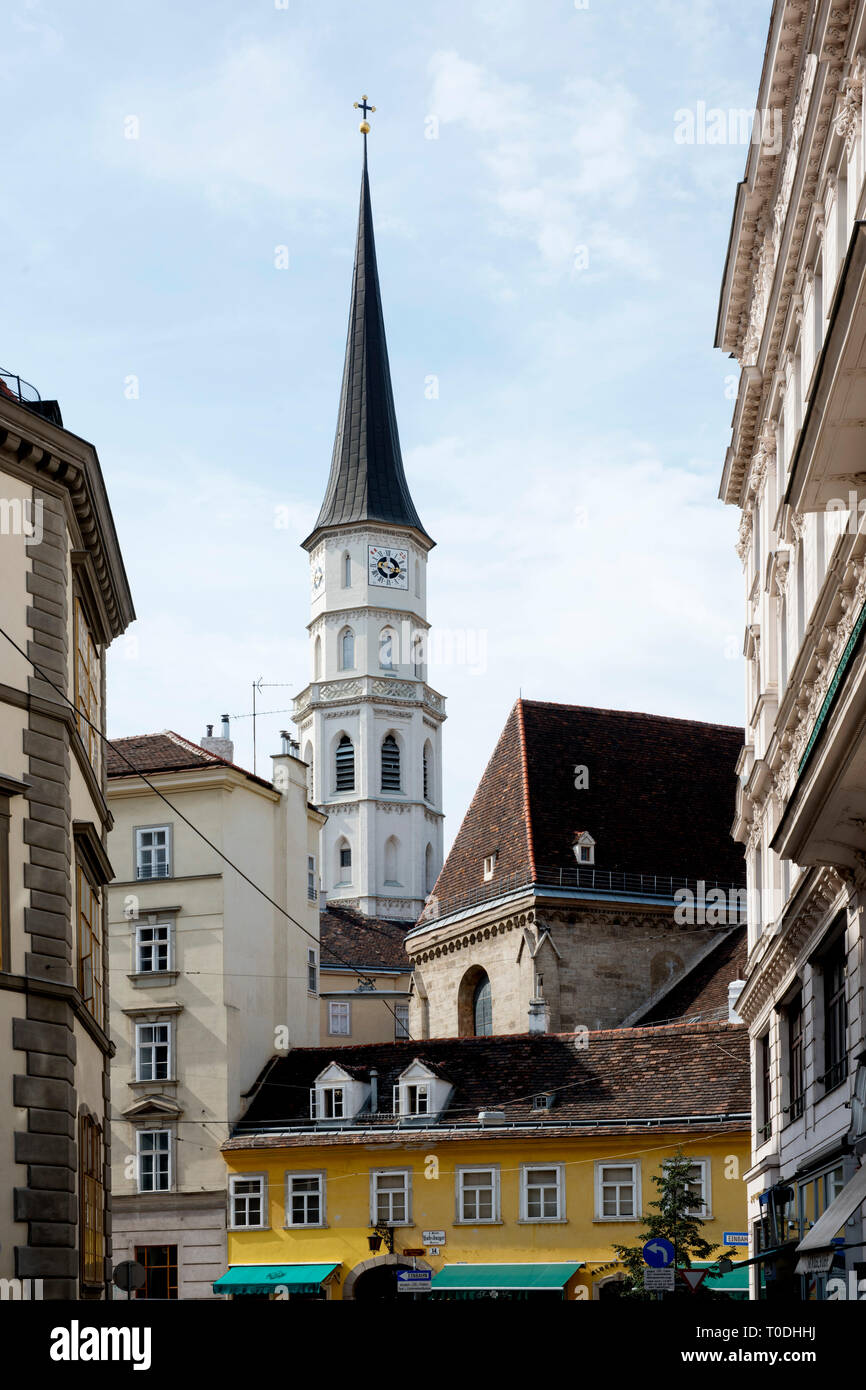 Österreich, Wien 1, Blick durch die Stallburggasse zum Turm der Michaelergruft Stockfoto