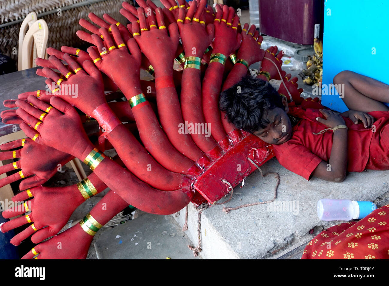 Kind Kleid als hinduistische Göttin Kali Mutharamman Tempel, Tamil Nadu, Indien, Asien Stockfoto