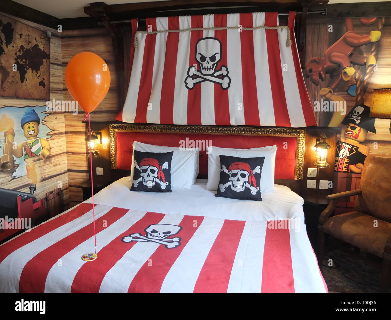 Erwachsene Doppelbett eingerichtet und in Premium Pirate Zimmer im Hotel im Legoland Windsor Resort UK mit einladenden Ballon und Abzeichen für's Kind Geburtstag Stockfoto