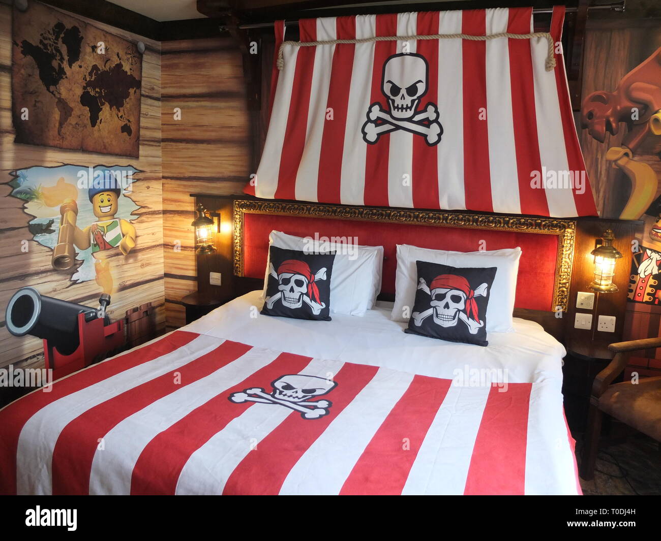 Erwachsene Doppelbett eingerichtet und in einem der Premium Pirate Zimmer im Hotel im Legoland Windsor Resort UK Stockfoto
