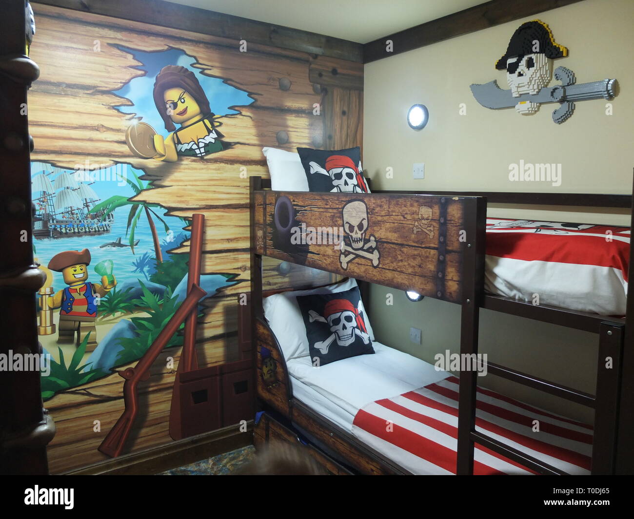 Childs Etagenbetten und Dekor in einem der Premium Pirate Zimmer im Hotel im Legoland Windsor Resort UK Stockfoto