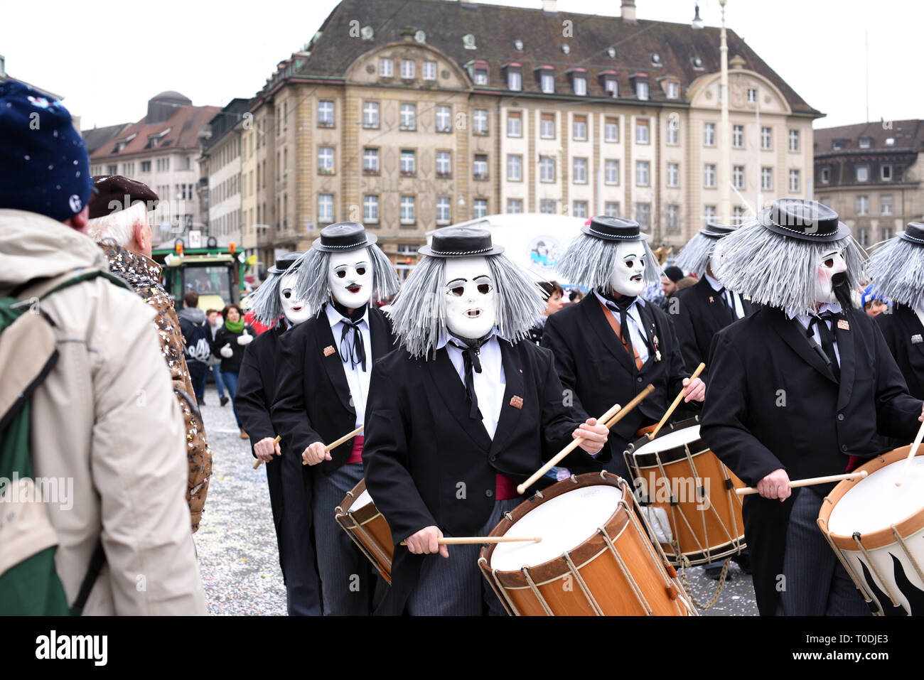 Schweiz: Basler Fasnacht, von der UNESCO als immaterielles Kulturerbe der Menschheit eingetragen. Parade in Kostümen, die in der ganzen Stadt Stockfoto