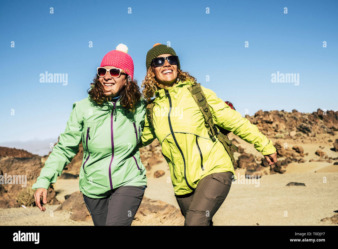 Gerne fröhliche Paare im mittleren Alter Frauen Freunde zusammen zu Fuß auf den Berg für alternative Ferienhäuser - Sonniger Tag im Außenpool Freizeitaktivität in Stockfoto Gerne fröhliche Paare im mittleren Alter Frauen Freunde zusammen zu Fuß auf den Berg für alternative Ferienhäuser - Sonniger Tag im Außenpool Freizeitaktivität in Stockfoto
