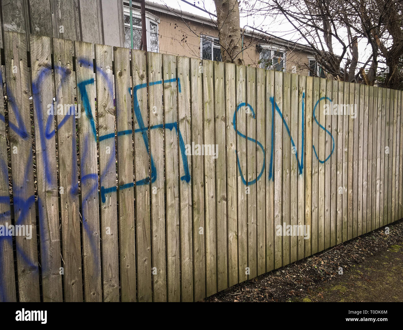 Rassistische Graffiti, anti-muslimischen Graffiti am Fluss Clyde in Glasgow, Schottland, 3. März 2019. Stockfoto