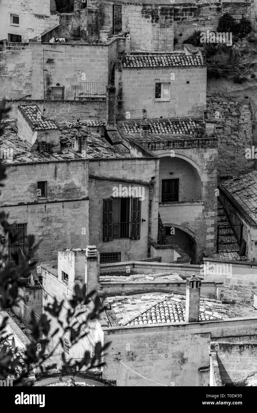 Super Close-up schwarz-weiß Blick auf die Altstadt von Matera, die Sassi di Matera, Basilikata, Süditalien, architektonische Details und Gebäude Stockfoto