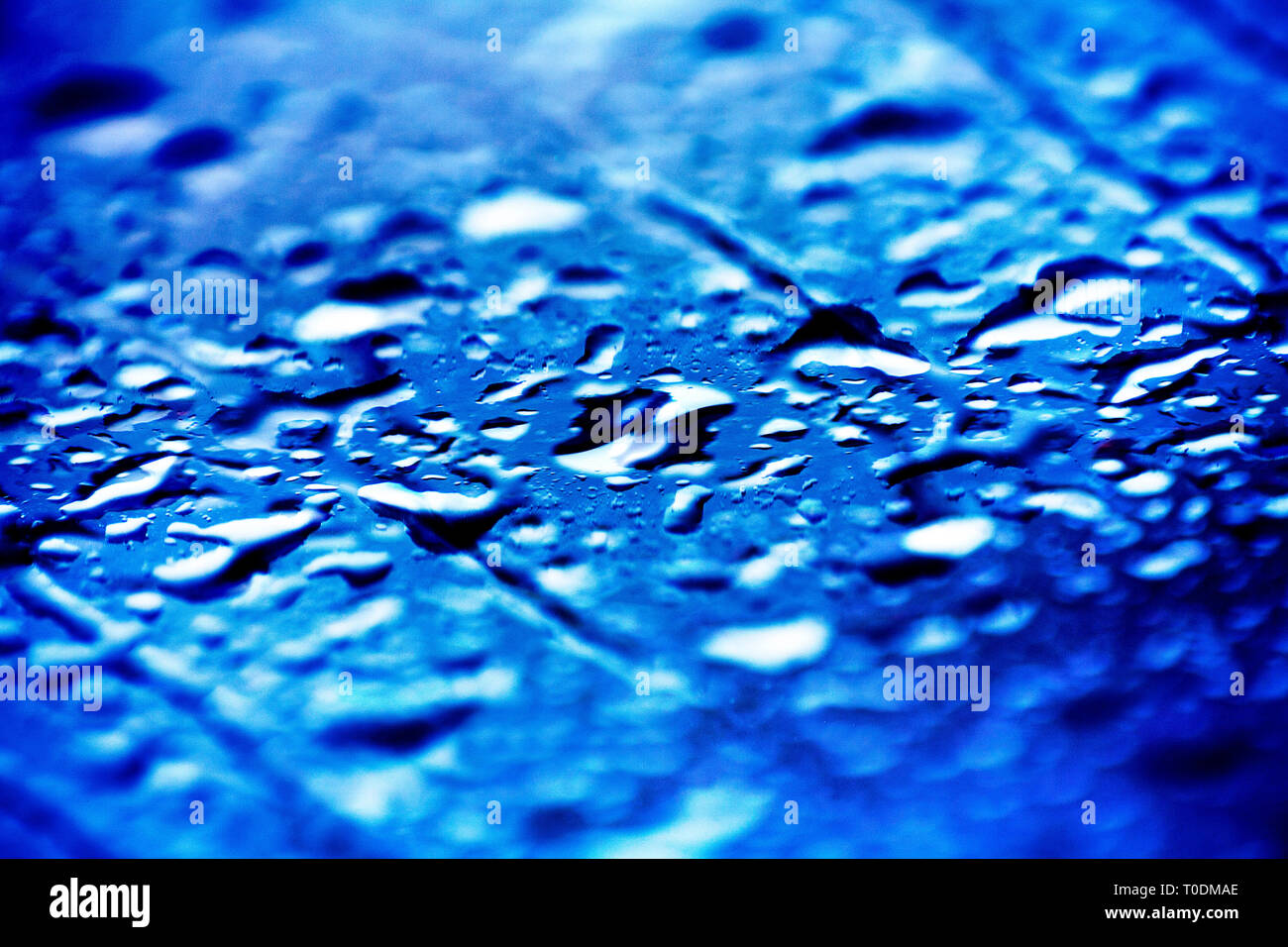 Blau Wassertropfen Makro Hintergrund hohe Qualität, flüssige Tropfen, Winter schießen, gedreht mit Canon EOS 5D, Dorstewallpaper in Photoshop CS 6 erstellt haben. Stockfoto